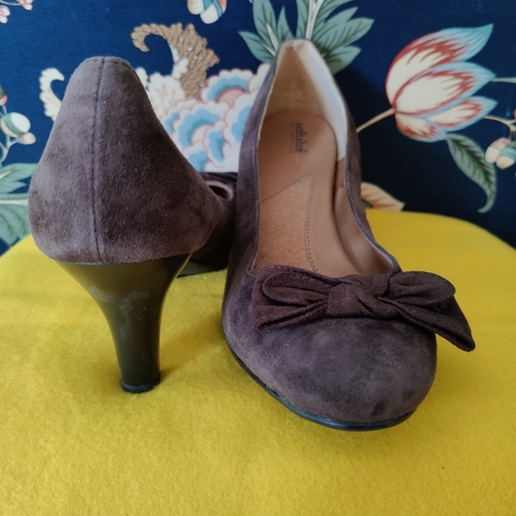 Brown Suede Pumps with Block-Heel and Toe Bow Accent | Softshoe by Medicus - Picture 2 of 12